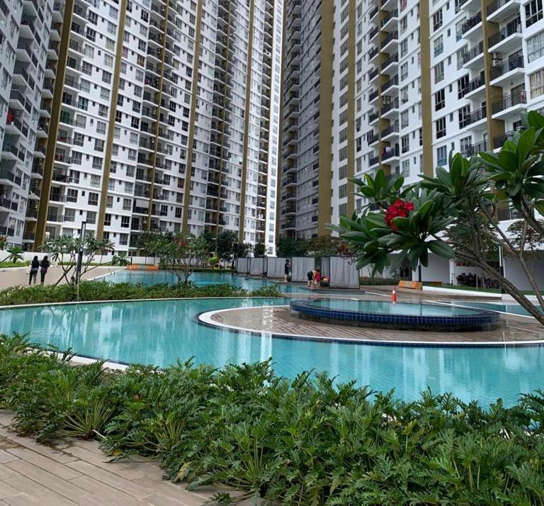 una grande piscina di fronte a edifici alti di Irizz Inn @Homestay Platinum Splendor a Kuala Lumpur