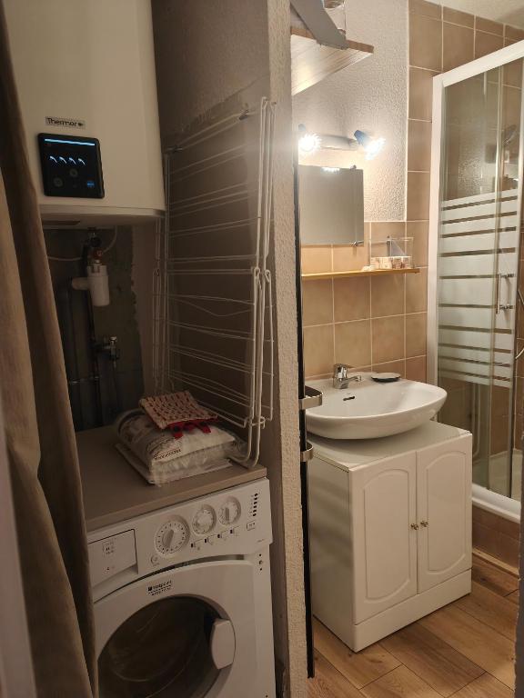 Koupelna v ubytování Studio avec jardin et garage, proche Super vénosc