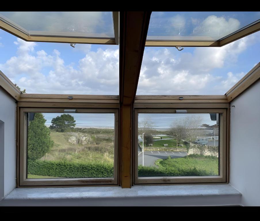 una ventana en una habitación con 3 ventanas en Apartamento Mar de Ardora Finisterre, en Finisterre