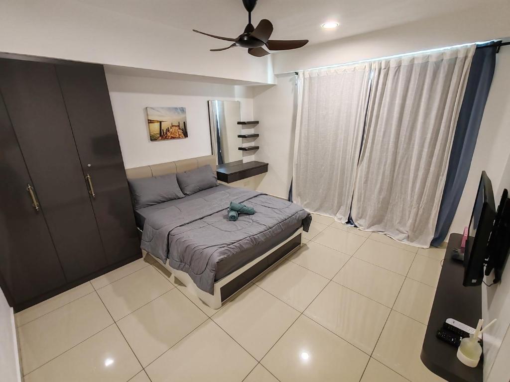Schlafzimmer mit einem Bett und einem Deckenventilator in der Unterkunft Cozy Studio 3pax, Menara Sentral by VL HOME in Bukit Mertajam