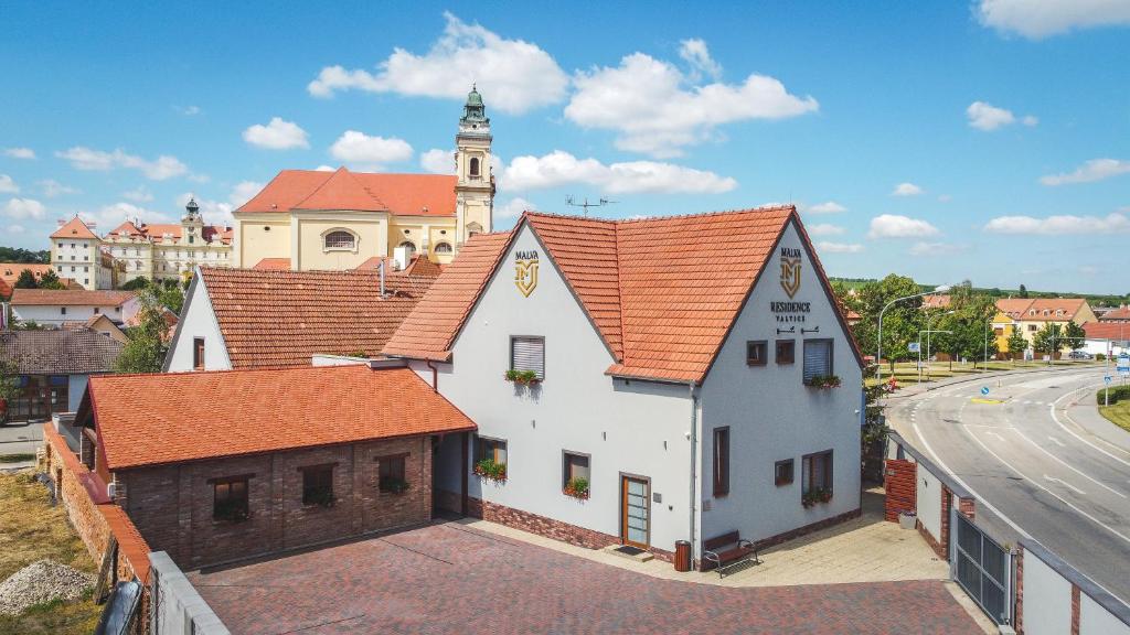 une vue de tête d'un bâtiment avec une tour d'horloge dans l'établissement Residence Malva, à Valtice