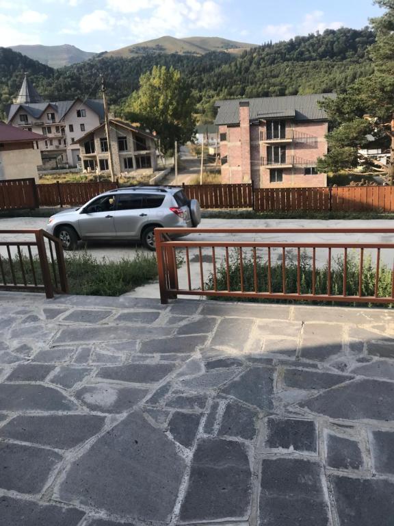 Nespecifikovaný výhled na hory nebo výhled na hory při pohledu z penzionu