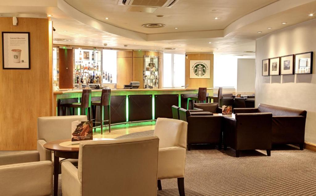restauracja z barem oraz krzesłami i stołami w obiekcie Holiday Inn London - Regent's Park, an IHG Hotel w Londynie