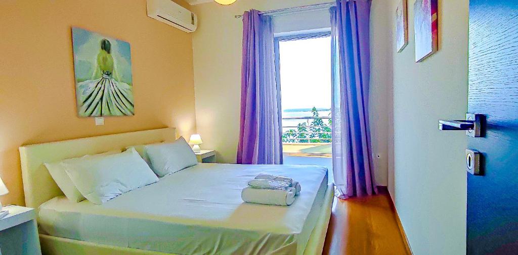 Кровать или кровати в номере Avatonblue Villa Nafplio