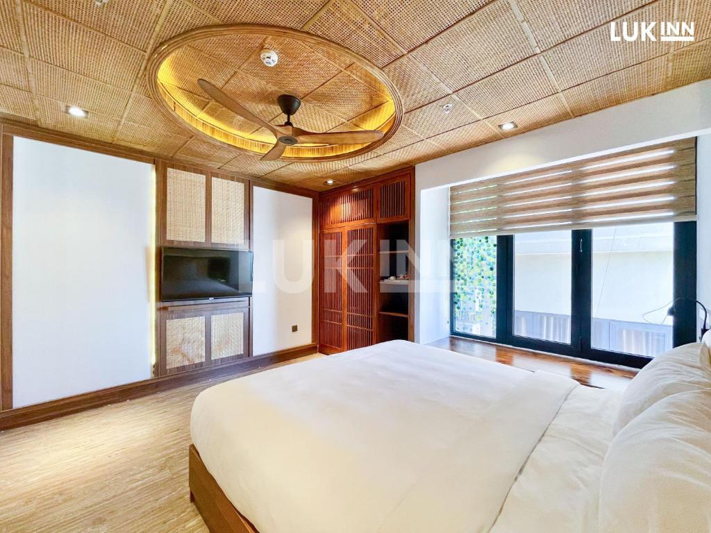 Postel nebo postele na pokoji v ubytování LUK Inn Hotel - An Thượng, Đà Nẵng