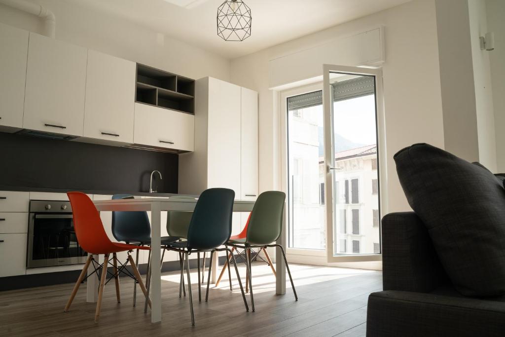 cocina con mesa y sillas en una habitación en [Piazza XX settembre] - feel the centre en Lecco