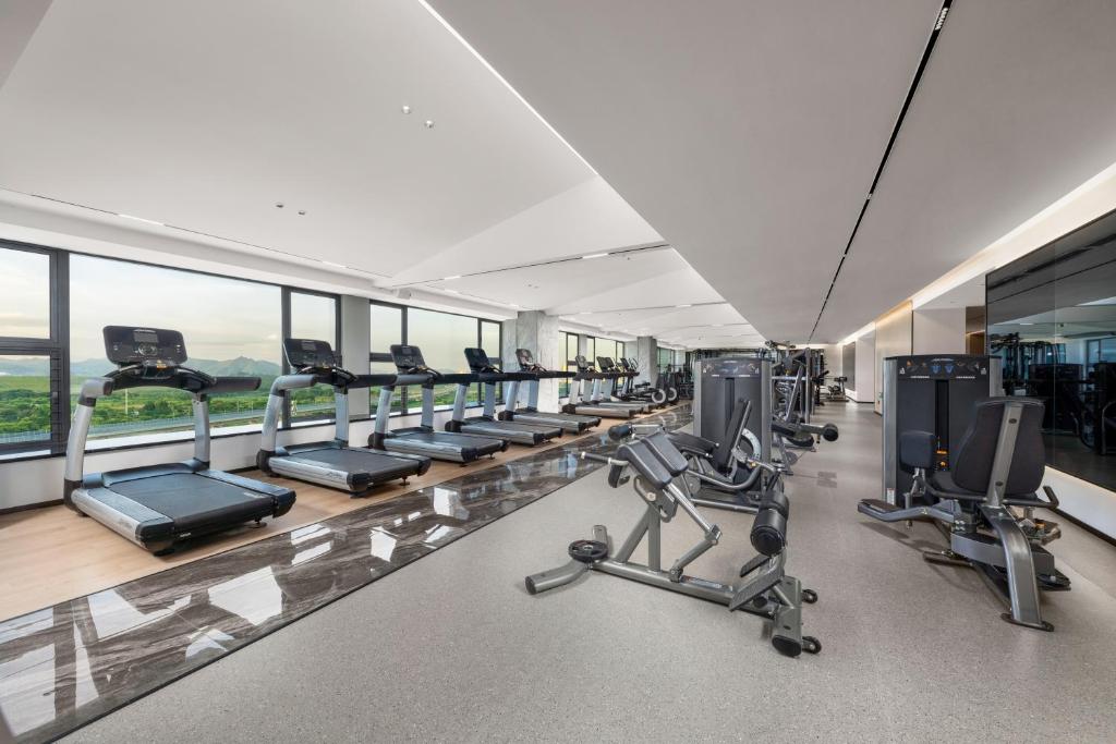 Fitness centrum a/nebo fitness zařízení v ubytování EVEN Hotels Shenzhen Guangming Cloud Park by IHG