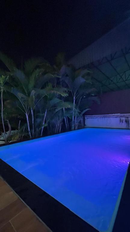 Ban Wat Pho Thong的住宿－曼谷廊曼机场设计师泳池别墅有按摩浴缸 Thai Cool Private pool villa Don Mueang，相簿中的一張相片