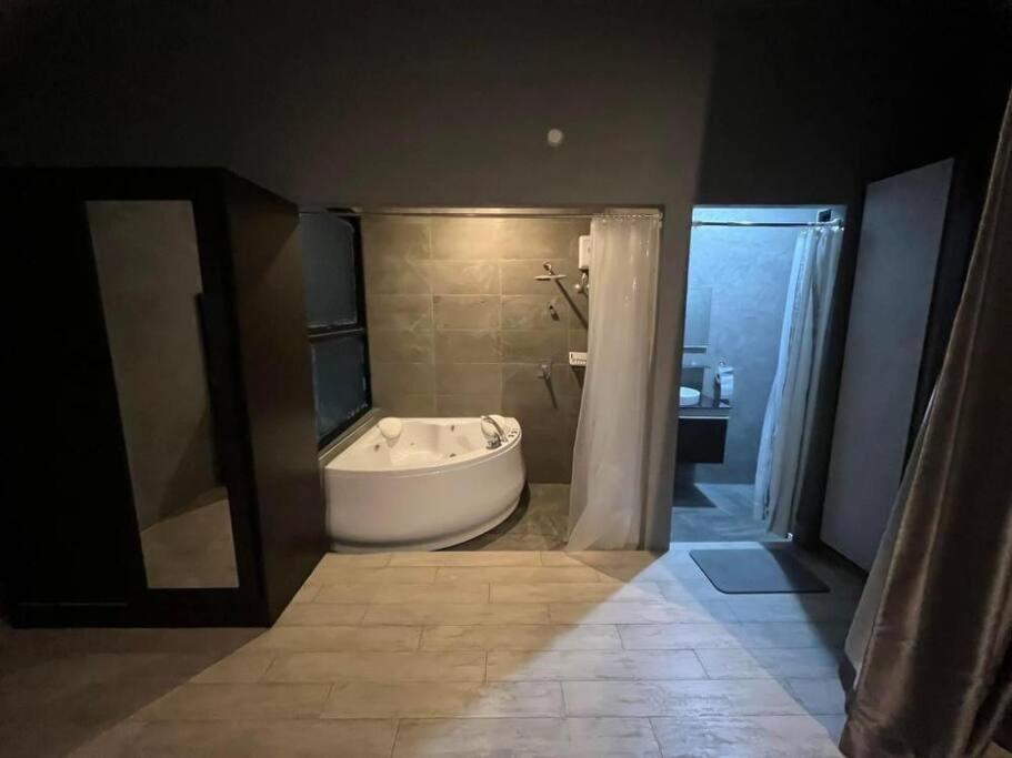 Ban Wat Pho Thong的住宿－曼谷廊曼机场设计师泳池别墅有按摩浴缸 Thai Cool Private pool villa Don Mueang，相簿中的一張相片