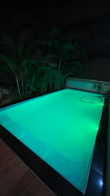Ban Wat Pho Thong的住宿－曼谷廊曼机场设计师泳池别墅有按摩浴缸 Thai Cool Private pool villa Don Mueang，相簿中的一張相片