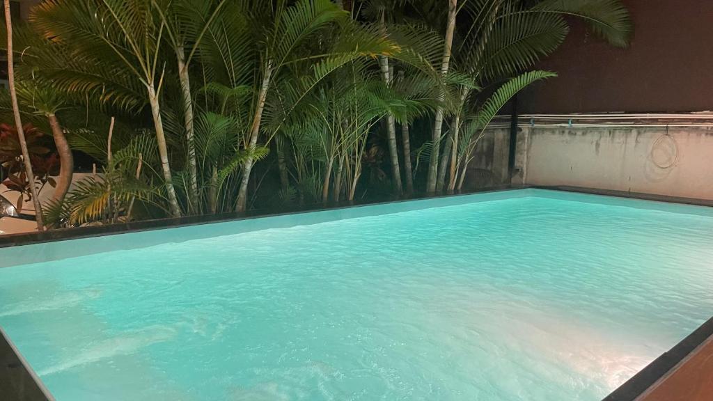 Ban Wat Pho Thong的住宿－曼谷廊曼机场设计师泳池别墅有按摩浴缸 Thai Cool Private pool villa Don Mueang，相簿中的一張相片