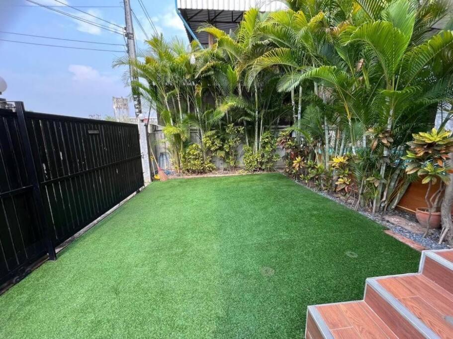 Ban Wat Pho Thong的住宿－曼谷廊曼机场设计师泳池别墅有按摩浴缸 Thai Cool Private pool villa Don Mueang，相簿中的一張相片