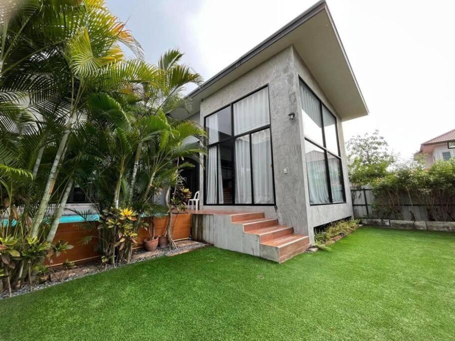 Ban Wat Pho Thong的住宿－曼谷廊曼机场设计师泳池别墅有按摩浴缸 Thai Cool Private pool villa Don Mueang，相簿中的一張相片