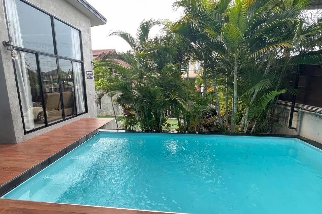 Ban Wat Pho Thong的住宿－曼谷廊曼机场设计师泳池别墅有按摩浴缸 Thai Cool Private pool villa Don Mueang，相簿中的一張相片