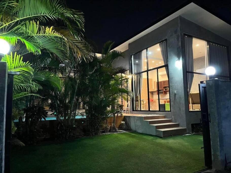 Ban Wat Pho Thong的住宿－曼谷廊曼机场设计师泳池别墅有按摩浴缸 Thai Cool Private pool villa Don Mueang，相簿中的一張相片