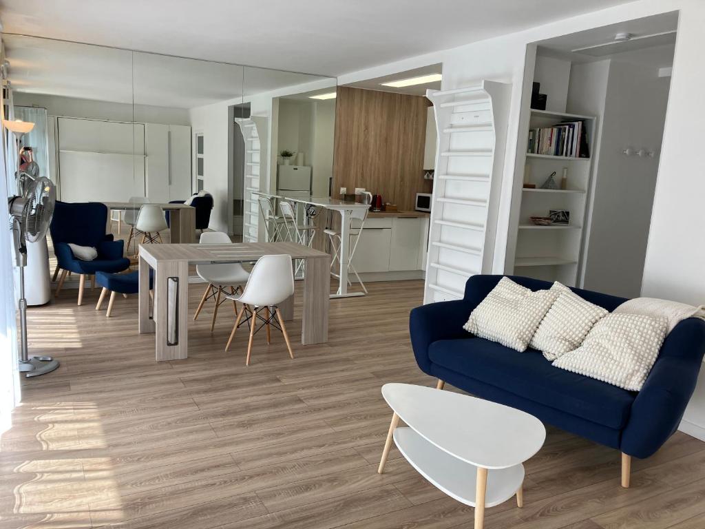 un soggiorno con divano blu e tavolo di Paris 42m Studio plus terrace a Parigi