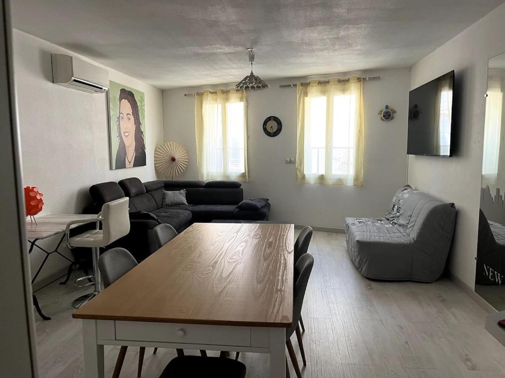un salon avec un canapé et une table dans l'établissement bel appartement climatisé centre, à Albi