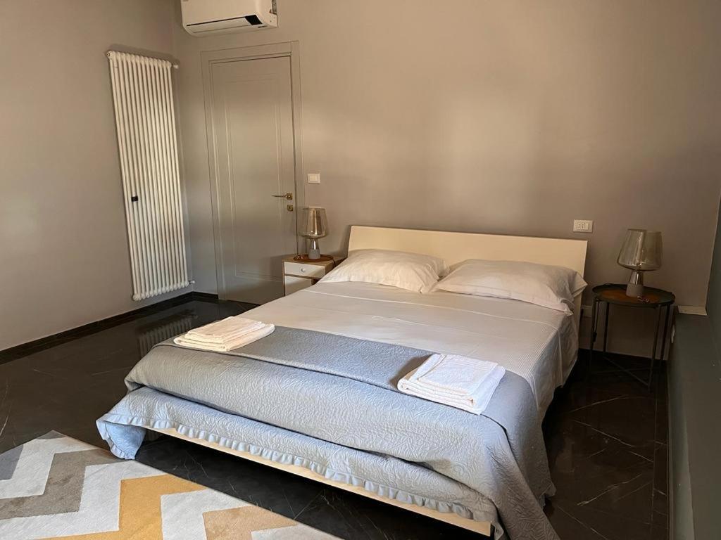 1 dormitorio con 1 cama grande y 2 mesitas de noche en Casa Cavour, en Montecatini Terme