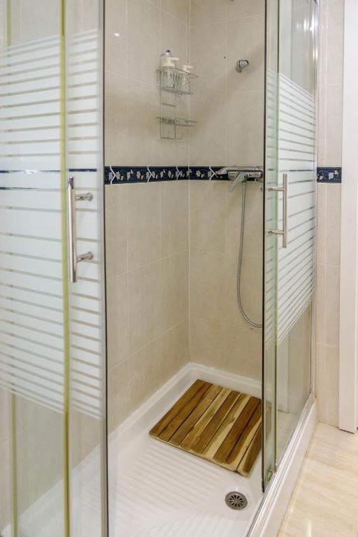 Koupelna v ubytování First line apartment Sea views with pool and free parking