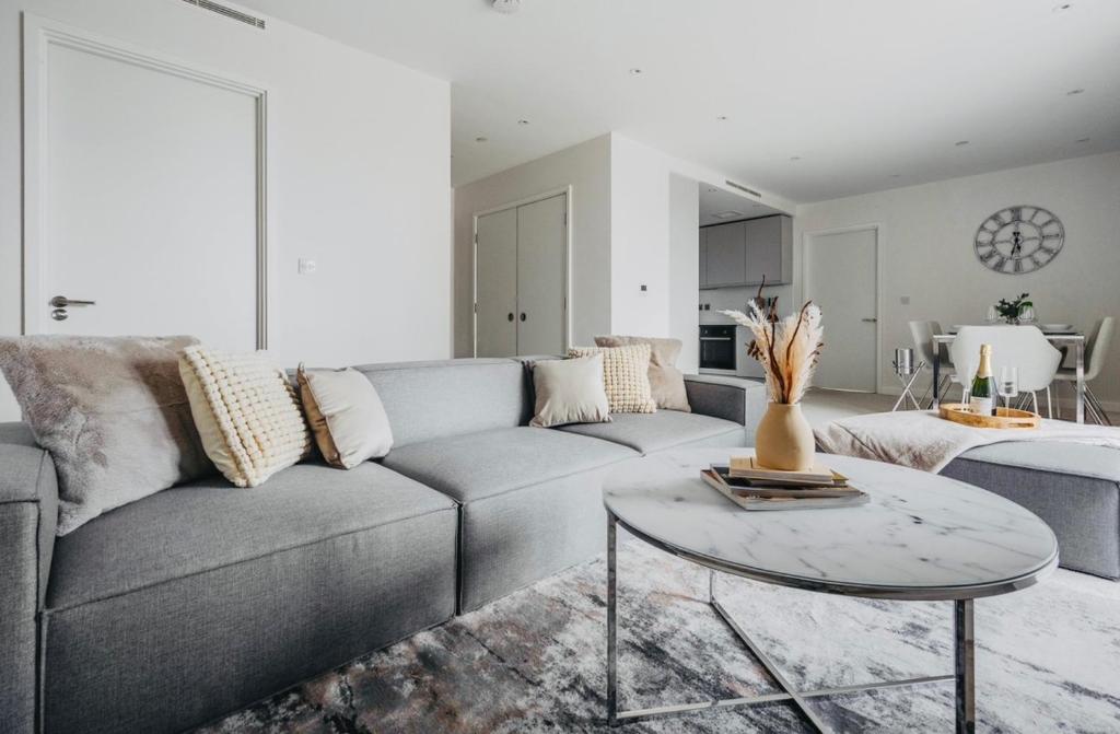 sala de estar con sofá y mesa en 3 bed luxury spacious apartment with pool, en Mánchester