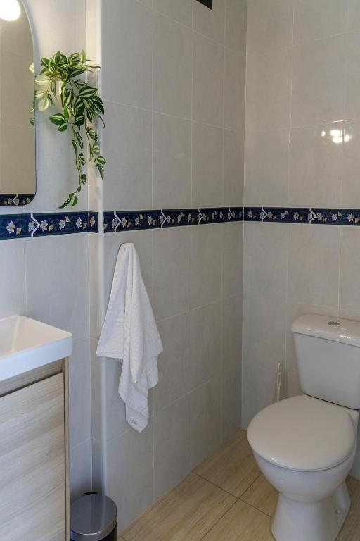 Koupelna v ubytování First line apartment Sea views with pool and free parking
