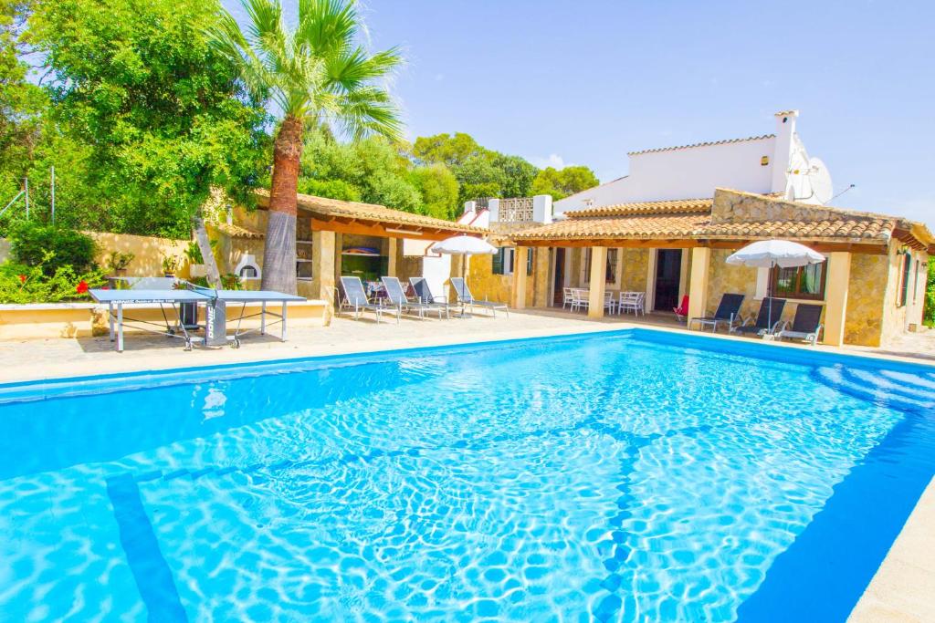 Bazén v ubytovaní Perfecta villa para vacaciones con wifi y A/C alebo v jeho blízkosti