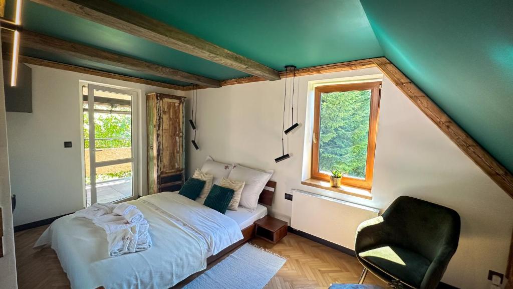 1 dormitorio con 1 cama y techo verde en Uroczysko en Lesko