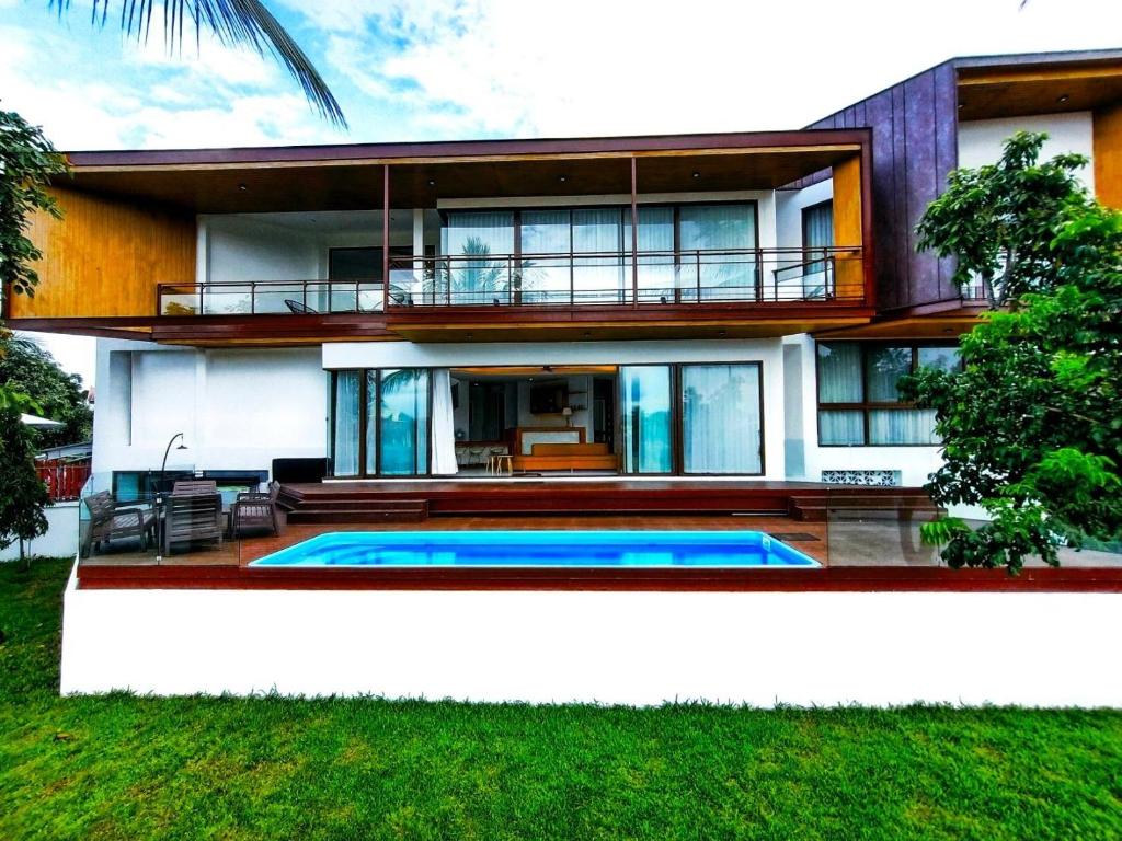 een huis met een zwembad ervoor bij Pool Villa Nam Nan in Nan