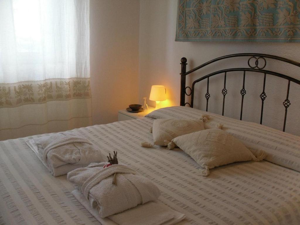 1 dormitorio con 1 cama grande y toallas. en B&B Fragus e Saboris de Sardigna, en Sadali