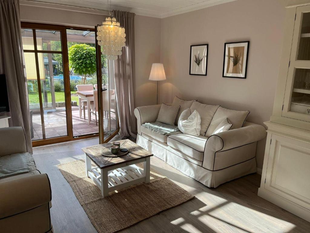 a living room with a couch and a table at Schnuckenhütte in Soltau