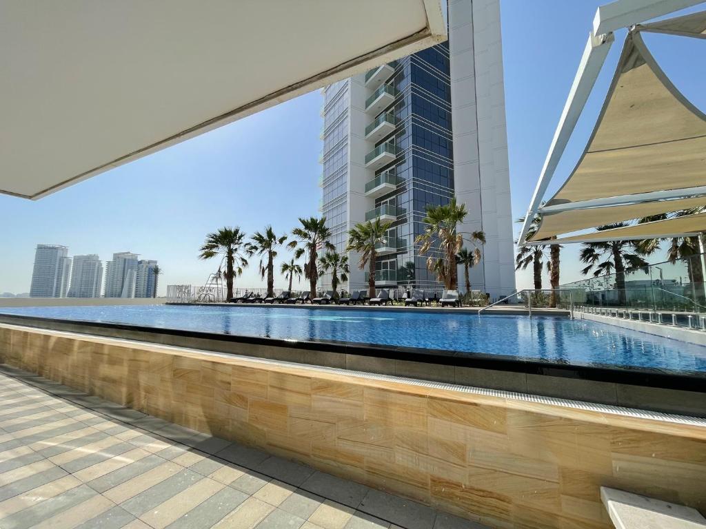 Bazén v ubytování Executive Studio in Damac Hills by Suiteable nebo v jeho okolí