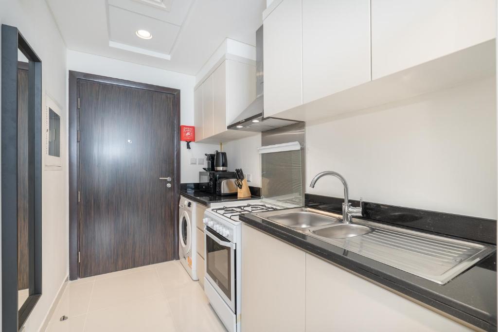 Kuchyň nebo kuchyňský kout v ubytování Executive Studio in Damac Hills by Suiteable
