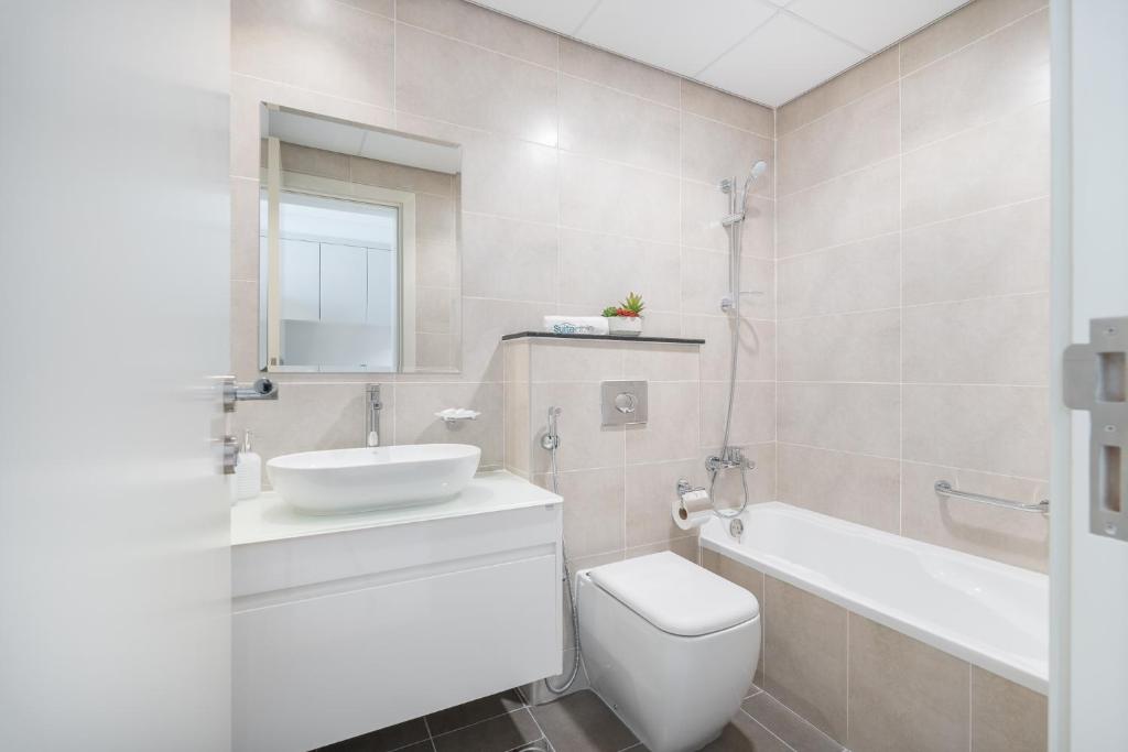 Koupelna v ubytování Executive Studio in Damac Hills by Suiteable