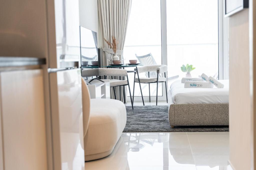 Posezení v ubytování Executive Studio in Damac Hills by Suiteable