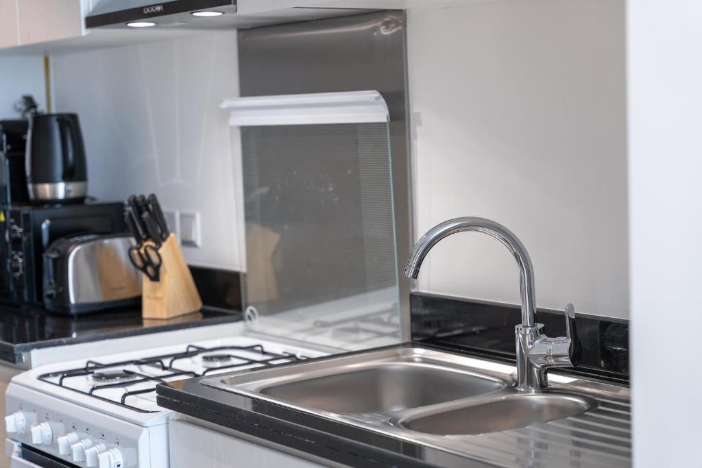 Kuchyň nebo kuchyňský kout v ubytování Executive Studio in Damac Hills by Suiteable