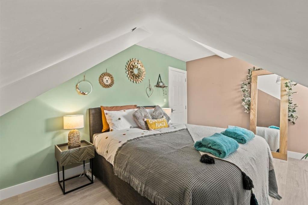 Homely/Stylish 1 Bed* 3 Guests tesisinde bir odada yatak veya yataklar