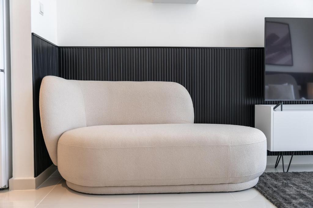 Posezení v ubytování Executive Studio in Damac Hills by Suiteable