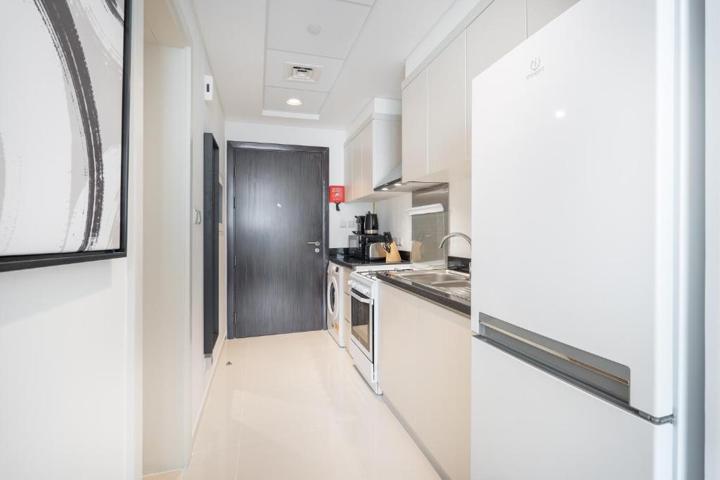 Kuchyň nebo kuchyňský kout v ubytování Executive Studio in Damac Hills by Suiteable