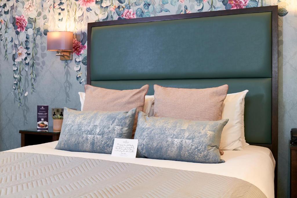 Un ou plusieurs lits dans un hébergement de l'établissement Mandolay Hotel Guildford