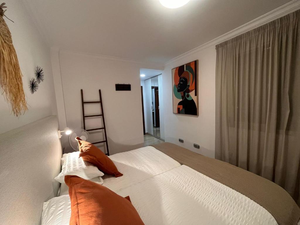 Postel nebo postele na pokoji v ubytování VV Janoa Playa Las Canteras 2