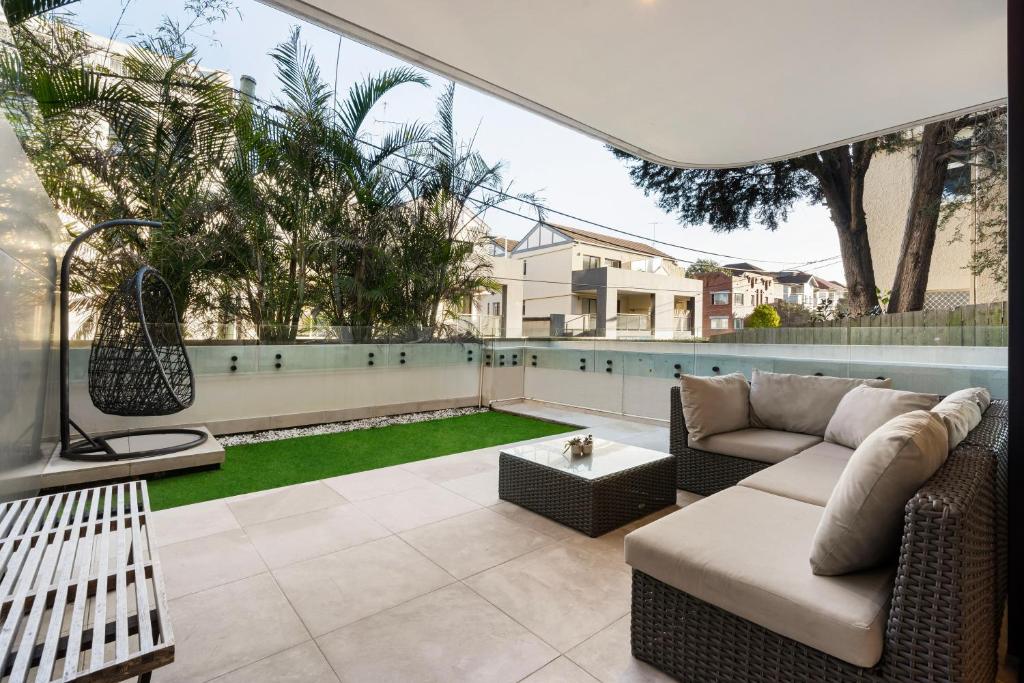 a living room with a couch and a table at THE SHORE (1): COOGEE BEACH in Sydney