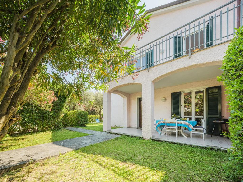 ein Haus mit einem Garten mit einem Tisch und Stühlen in der Unterkunft Holiday Home Lucerna Due-1 by Interhome in Ameglia