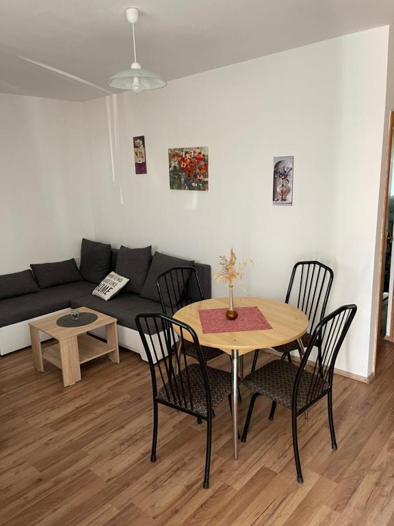 Posedenie v ubytovaní Apartmani Caganić Villa Bledi