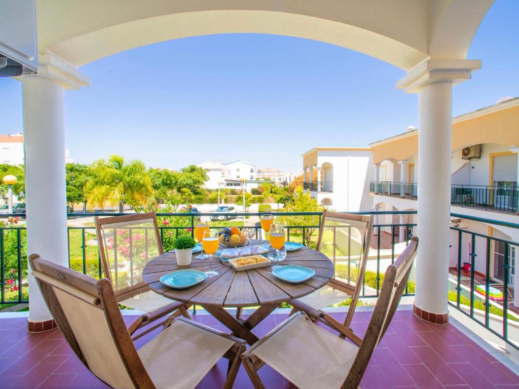 un tavolo e sedie su un balcone con vista di Apartment Rota do Sol - ATU170 by Interhome ad Altura