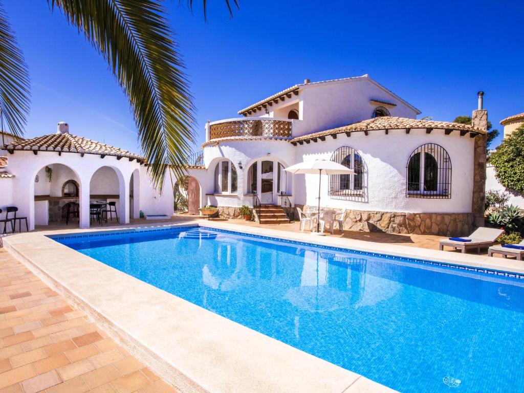 une villa avec piscine devant une maison dans l'établissement Holiday Home Andrea by Interhome, à Balcon del Mar