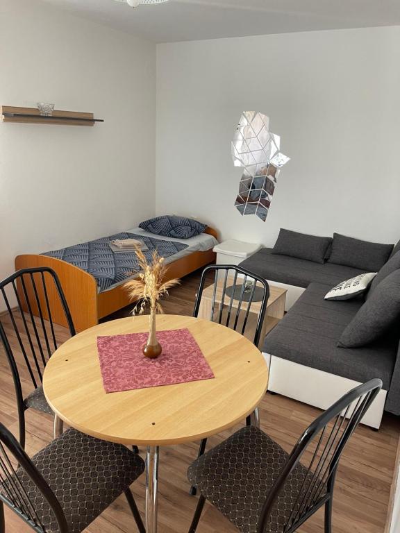 Posedenie v ubytovaní Apartmani Caganić Villa Bledi