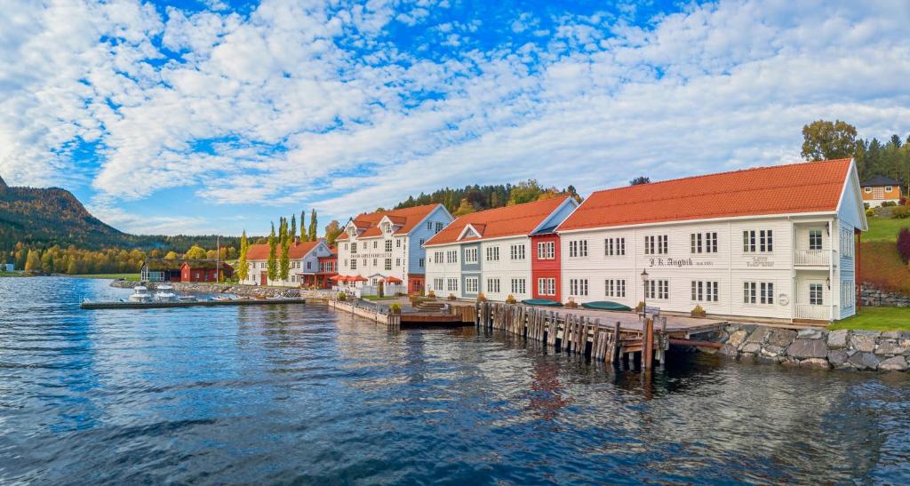 uma linha de edifícios ao lado de uma massa de água em Angvik Gamle Handelssted - by Classic Norway Hotels em Angvik