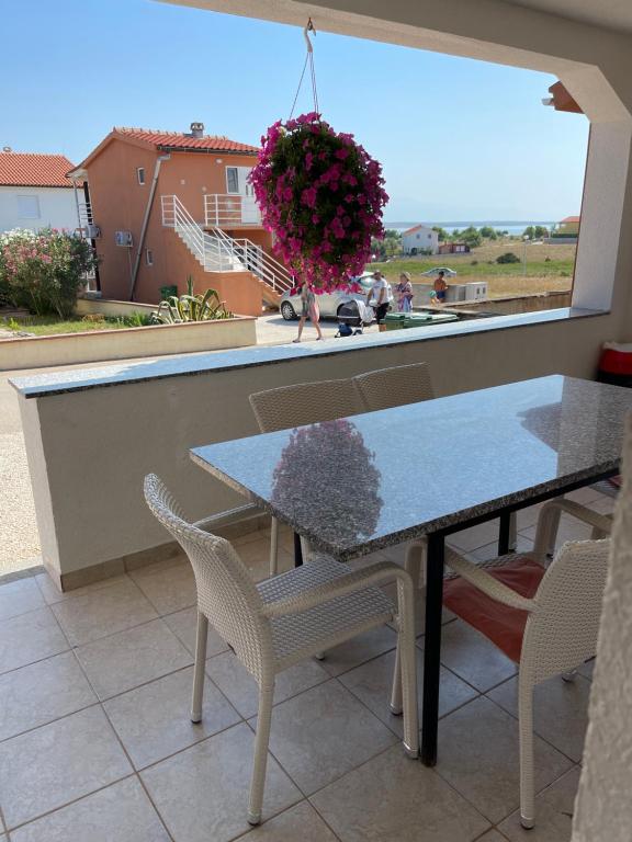 Balkón alebo terasa v ubytovaní Apartmani Caganić Villa Bledi
