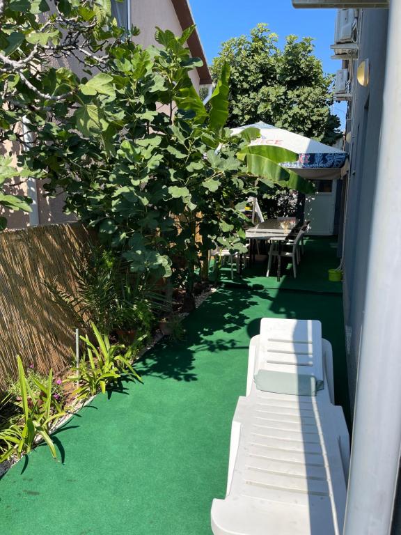 Vonkajšia záhrada v ubytovaní Apartmani Caganić Villa Bledi