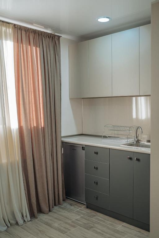 Kuchyň nebo kuchyňský kout v ubytování Kera Rooms